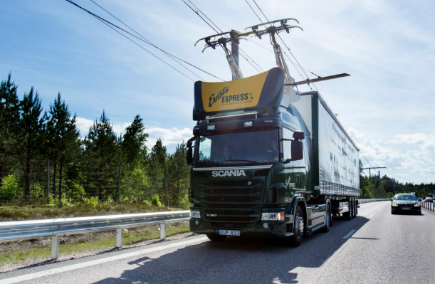 Une autoroute électrifiée pour poids lourds testée en Suède