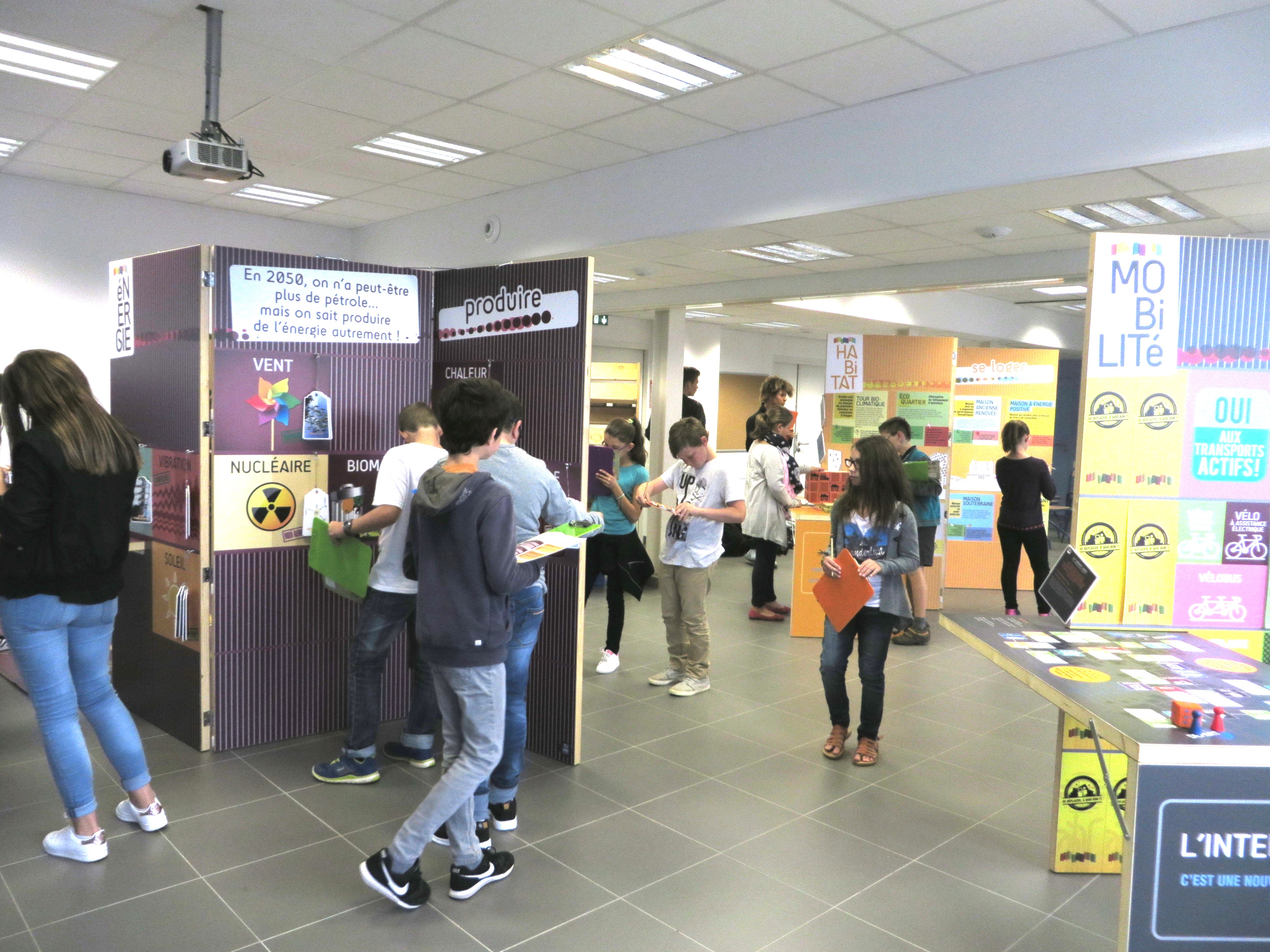 Les éco délégués du collège du Cingal à Bretteville sur Laize font leux choix dans le magasin des possibles